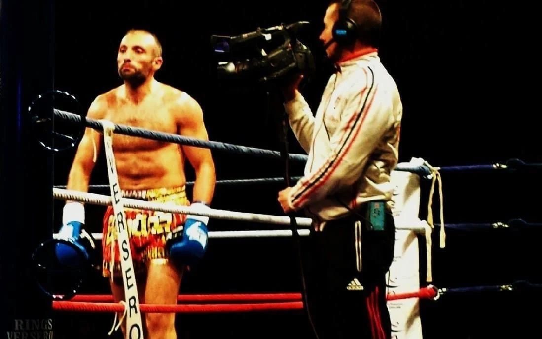 L'entraîneur de Z-Contact sur le ring lors d'un combat professionnel